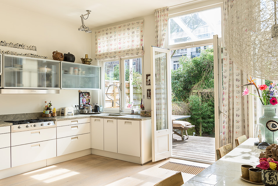 Foto van een keuken met tuindeuren in Amsterdam.