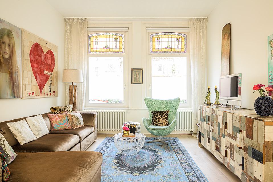 Huiskamer in Amsterdam met sfeervol natuurlijk licht, geen flitser!