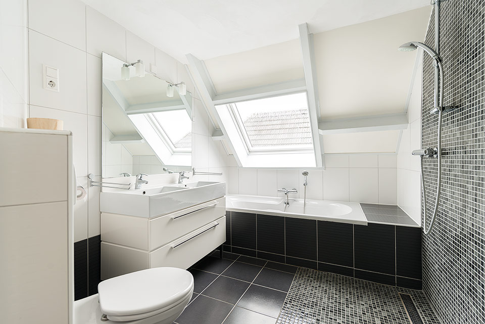 Moderne betegelde badkamer in Reek