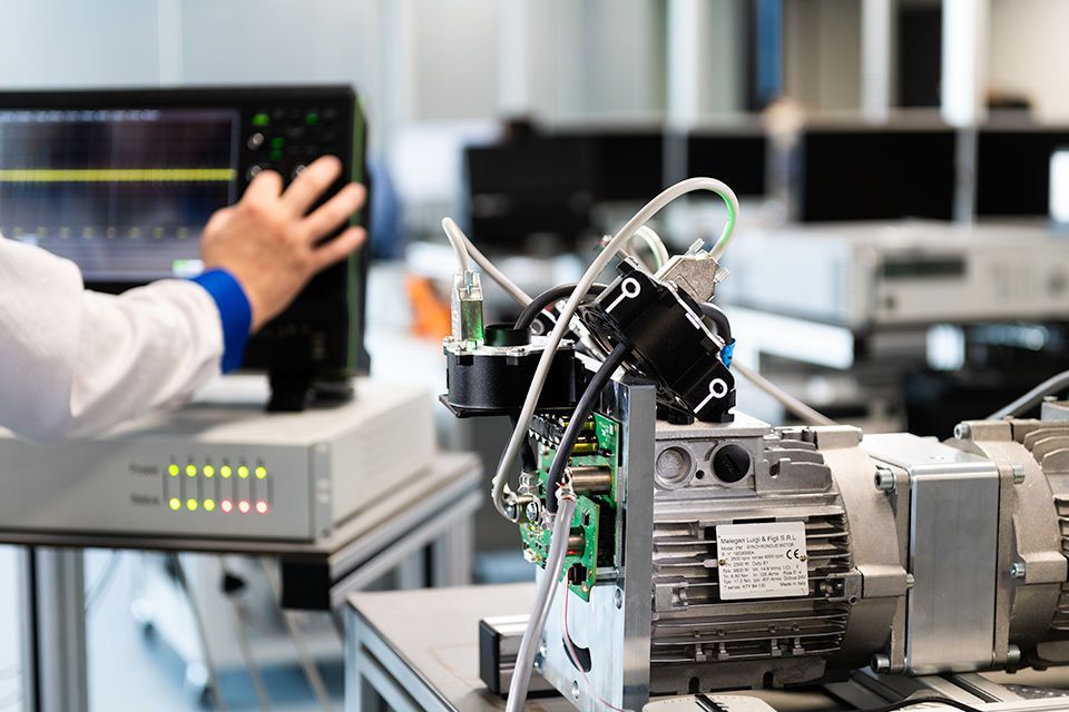 Mensen aan het werk bij technisch bedrijf