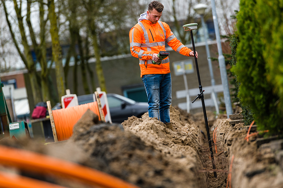 Buitenfoto's van een tunnel graven op straat in Nederland