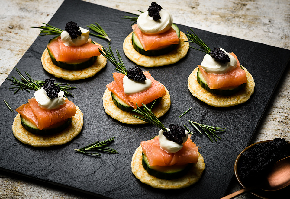 Blini's op traditionele wijze met kaviaar en zalm