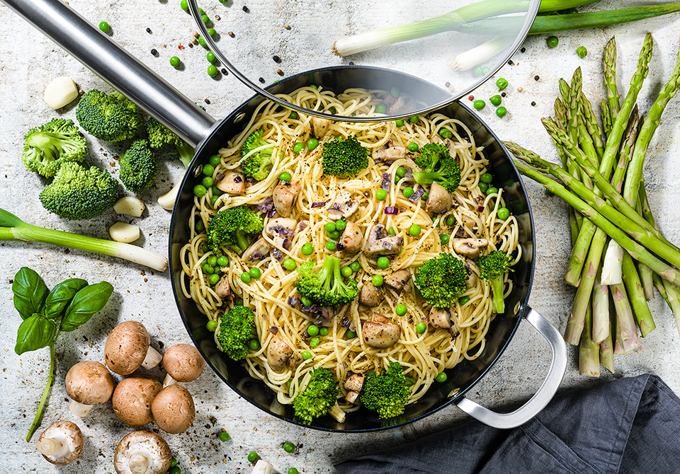 Gezonde groene pasta maaltijd met oa broccoli spinazi en asperges