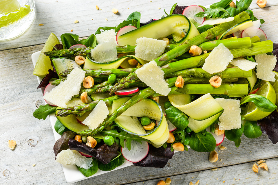 Food foto van verse asperge salade met komkommer en kaas