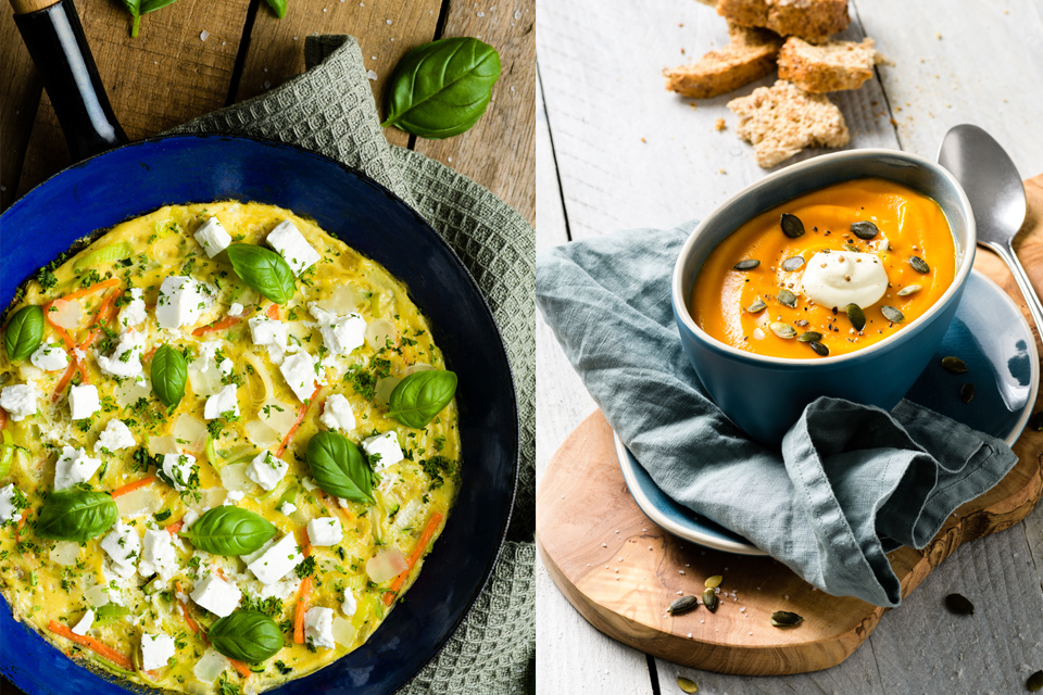 Omelet in een pan en pompoensoep mooi geserveerd