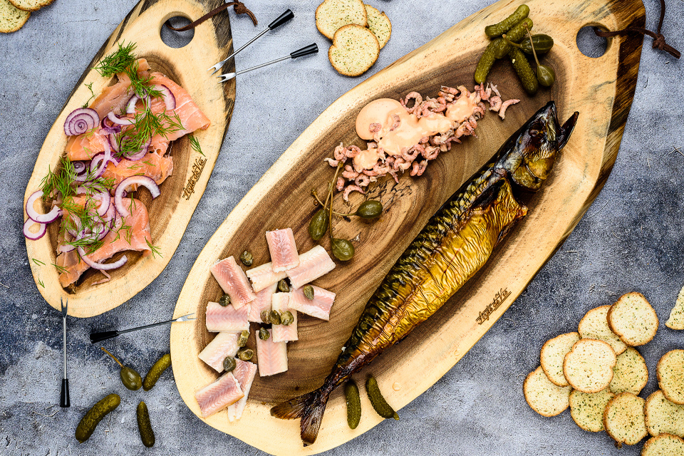 Visplank van markeel, zalm en paling met toastjes