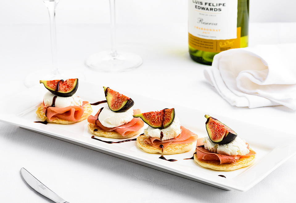 Moderne cuisine blini's met vijgen en ham; restaurant sfeer setting