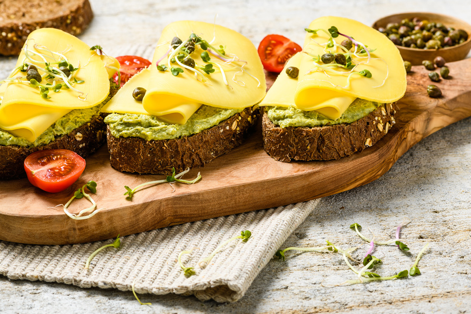 Lunch van stokbroodje met guacamole en hollandse kaas
