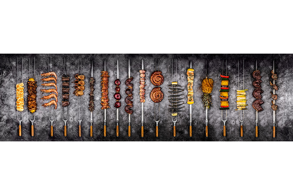 Creatieve foodfotografie met veel spiezen naast elkaar