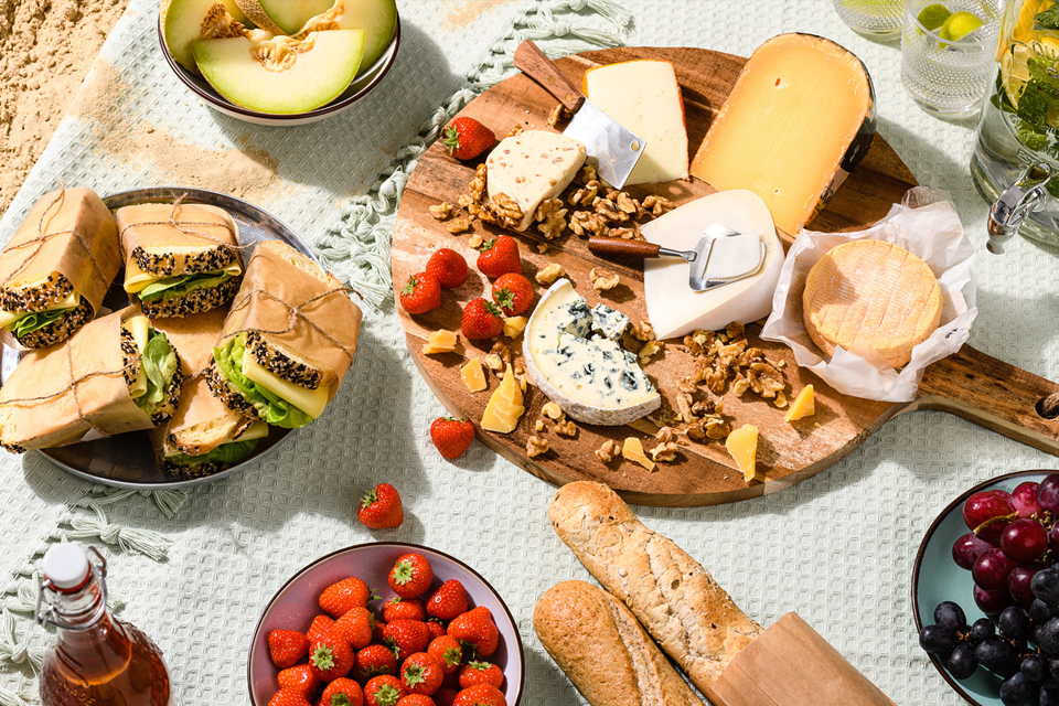 Picknick setting van kaasplankje met stokbrood