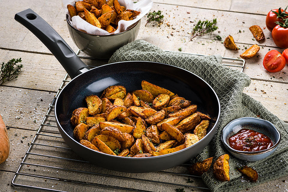 Batatas Bravas (patata bravas) op een rustieke ondergrond