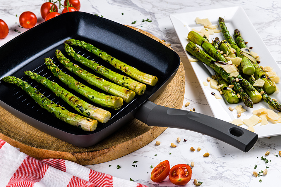 Gegrilde asperges in een grillpan