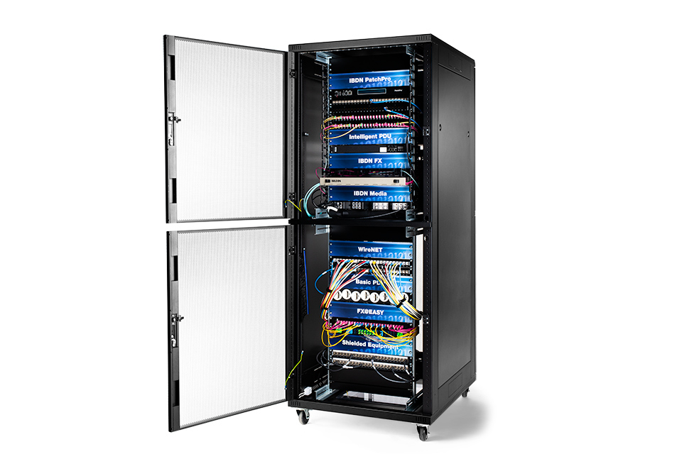Industriële server rack locatiefotografie vrijstaand gemaakt