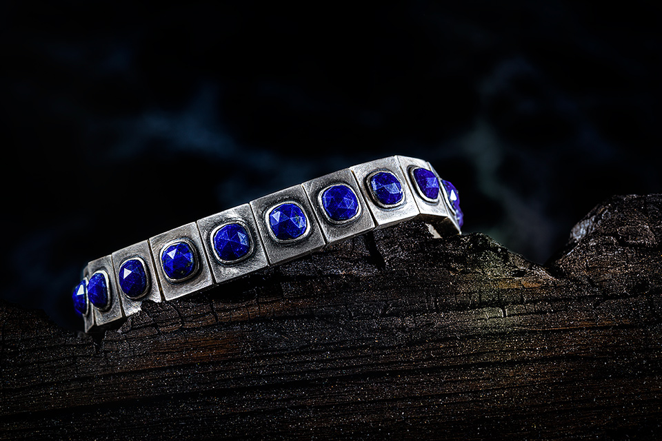 Lifestyle foto van een exclusieve zilveren armband