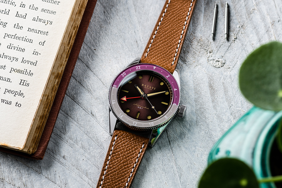 Luxe aviator timezone horloges in een sfeervolle setting